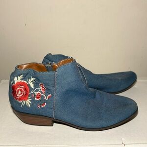 Denim boots with floral embroidery
